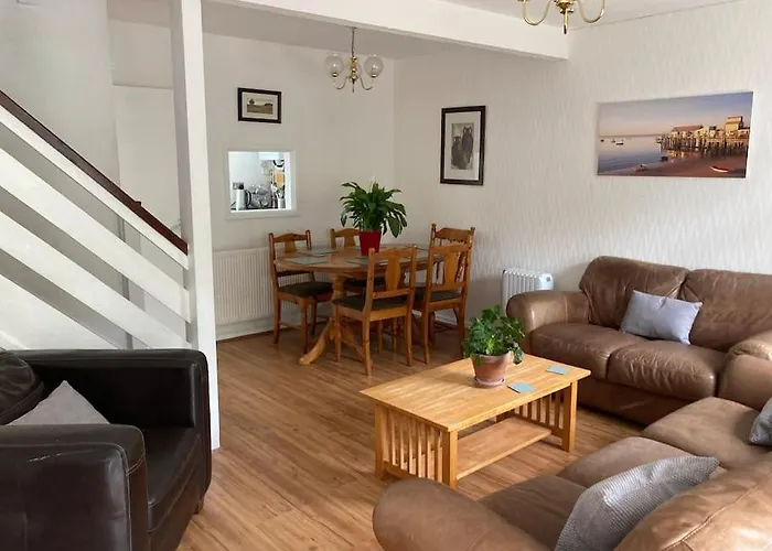 Cosy Coastal Home - 5 Mins Walk From The Beach