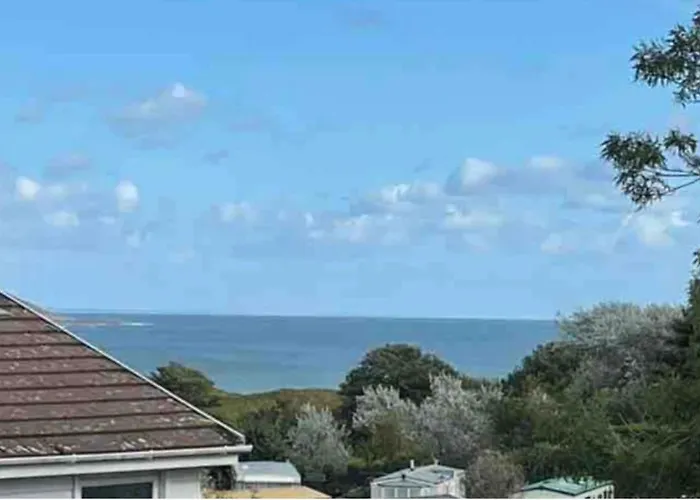 Cosy Coastal Home - 5 Mins Walk From The Beach