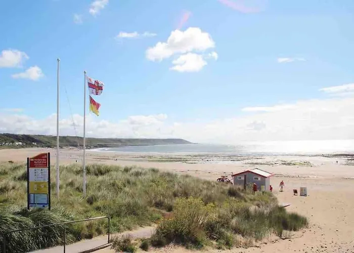 Cosy Coastal Home - 5 Mins Walk From The Beach