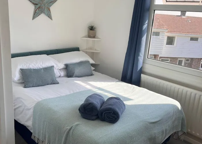 Cosy Coastal Home - 5 Mins Walk From The Beach